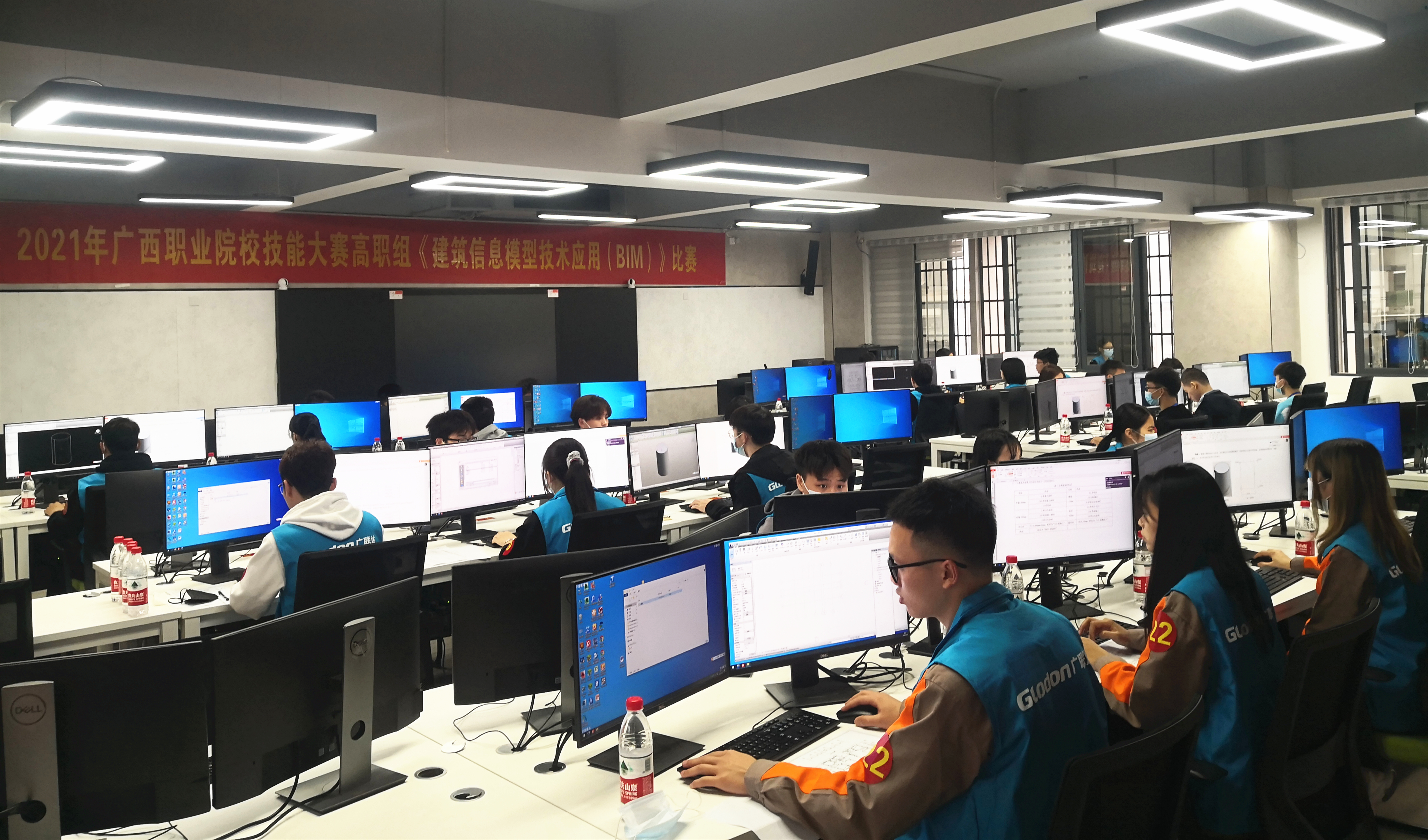 BIM賽項參賽團隊在規(guī)定時間內分工合作、完成比賽