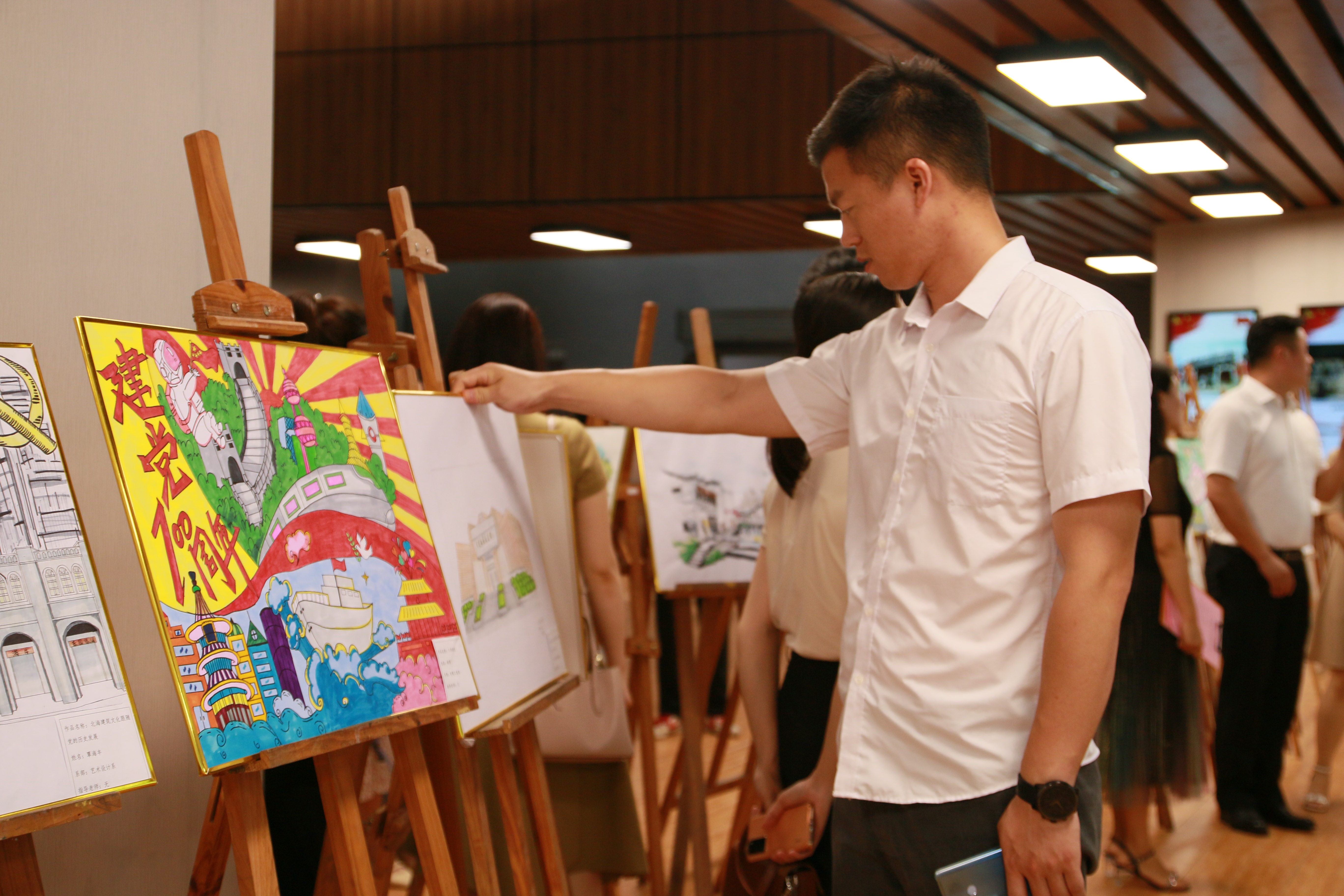 “永遠(yuǎn)跟黨走?手繪家鄉(xiāng)變化主題大賽獲獎(jiǎng)作品”展覽一角