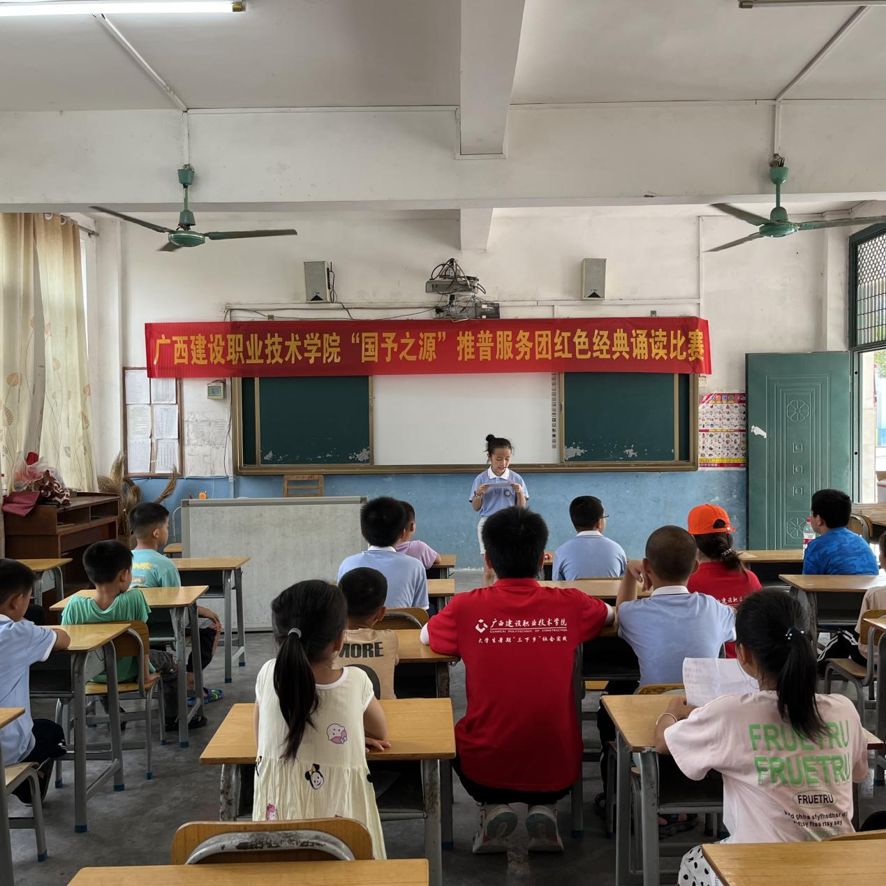 李思思小朋友在認(rèn)真誦讀《沁園春.雪》