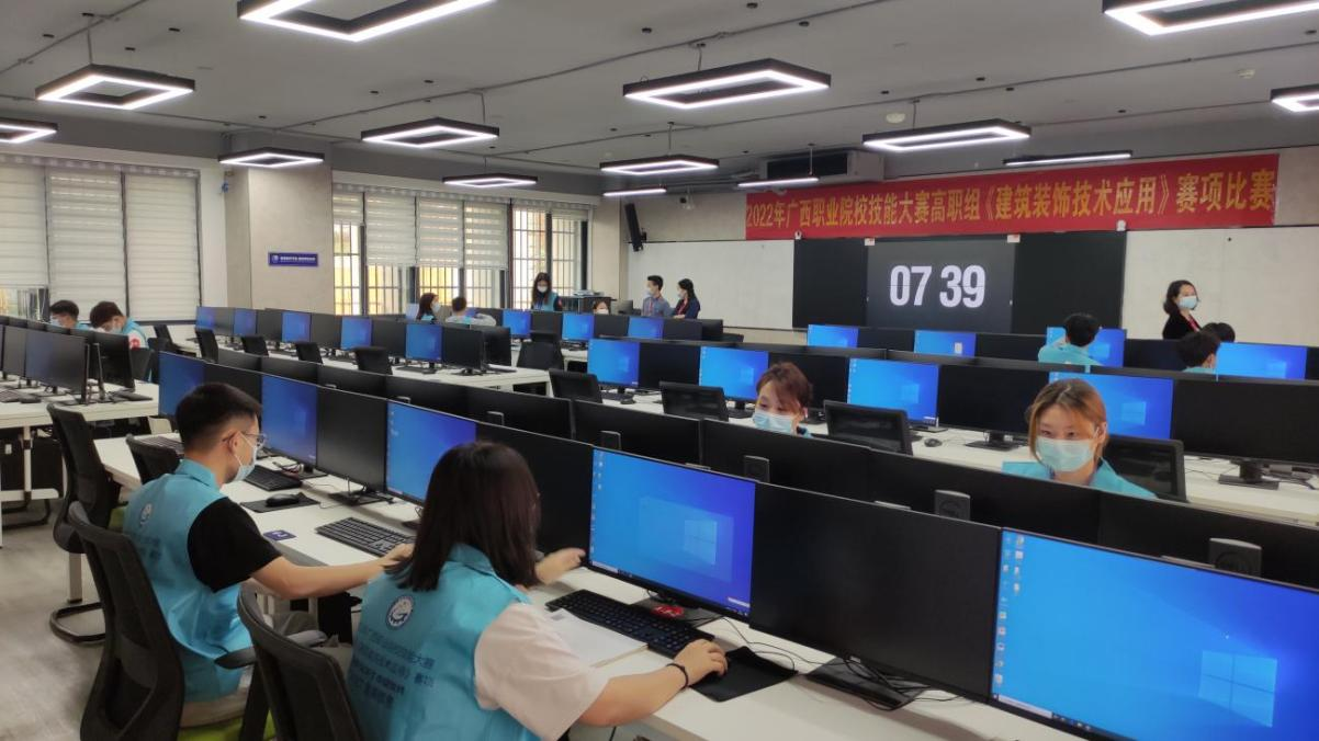 賽場內參賽選手們嚴肅認真、沉著冷靜地展現了自身精湛的專業技能