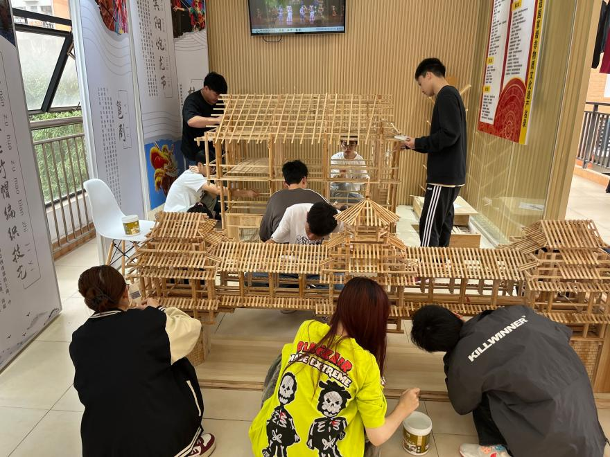 學(xué)生對(duì)模型進(jìn)行防潮粉刷