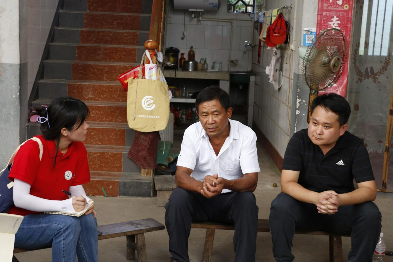 老黨員王熙槐（中）講述帶頭發(fā)展特色產(chǎn)業(yè)的先進(jìn)事跡