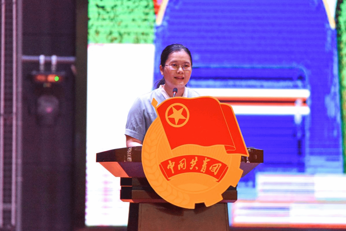 市政與交通學(xué)院李姿蓉老師作先進(jìn)團(tuán)總支代表發(fā)言