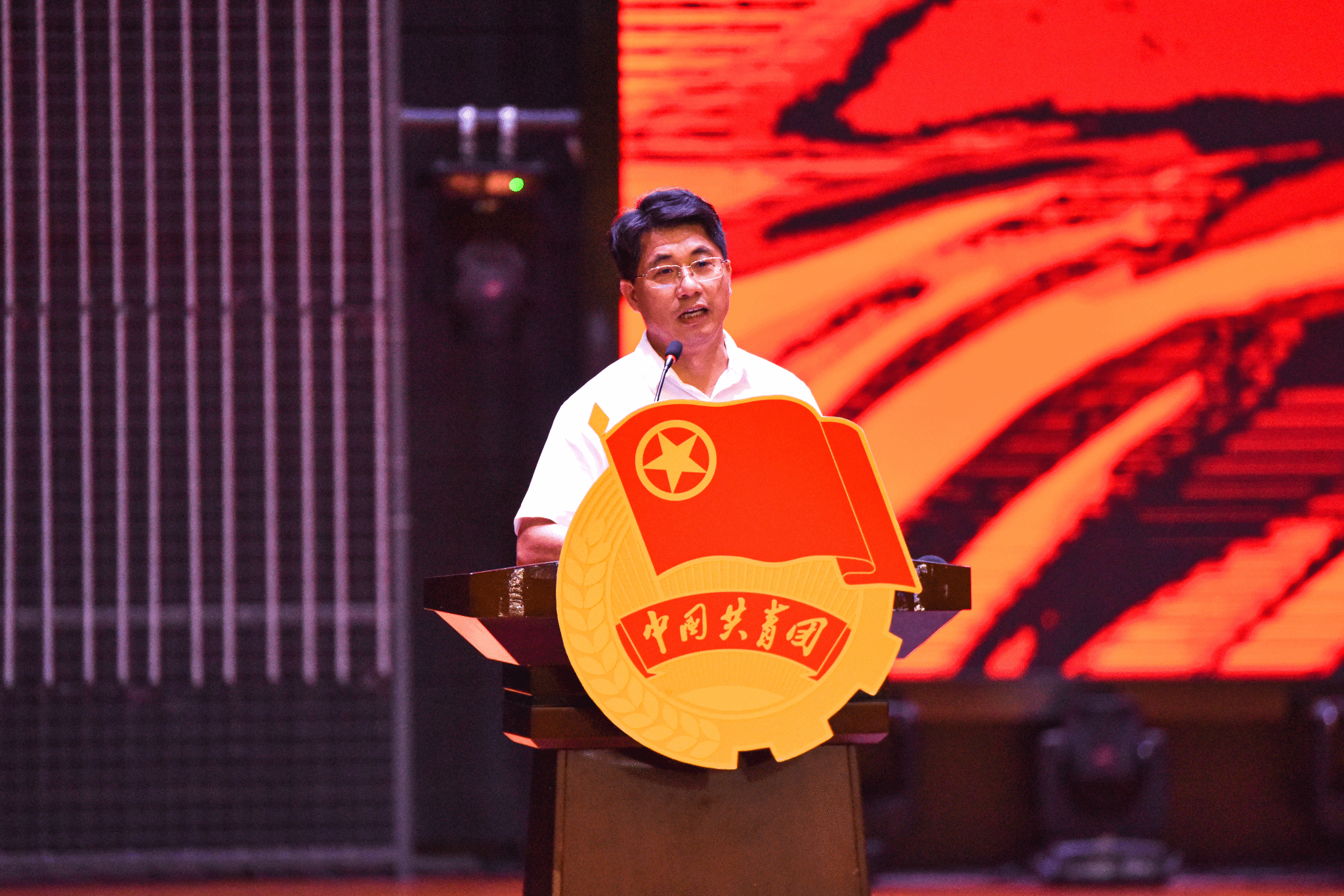 伍耿清副校長在大會(huì)上作講話