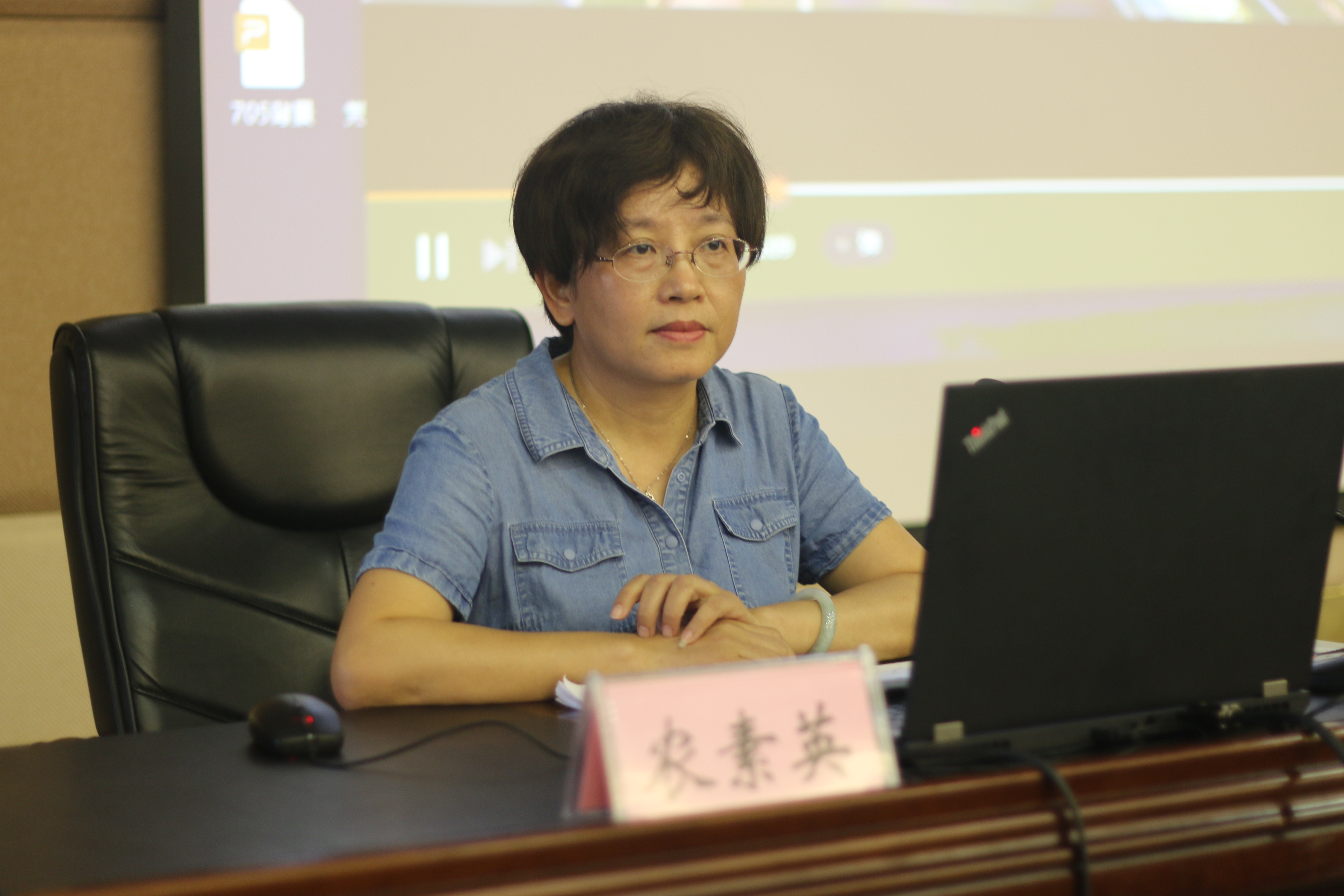 自治區(qū)直屬機(jī)關(guān)紀(jì)檢監(jiān)察工委農(nóng)素英副書記作專題報告