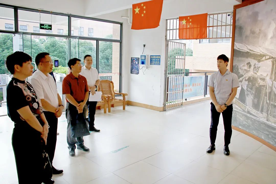 參觀管理學(xué)院“紅船精神”學(xué)生公寓黨建工作室