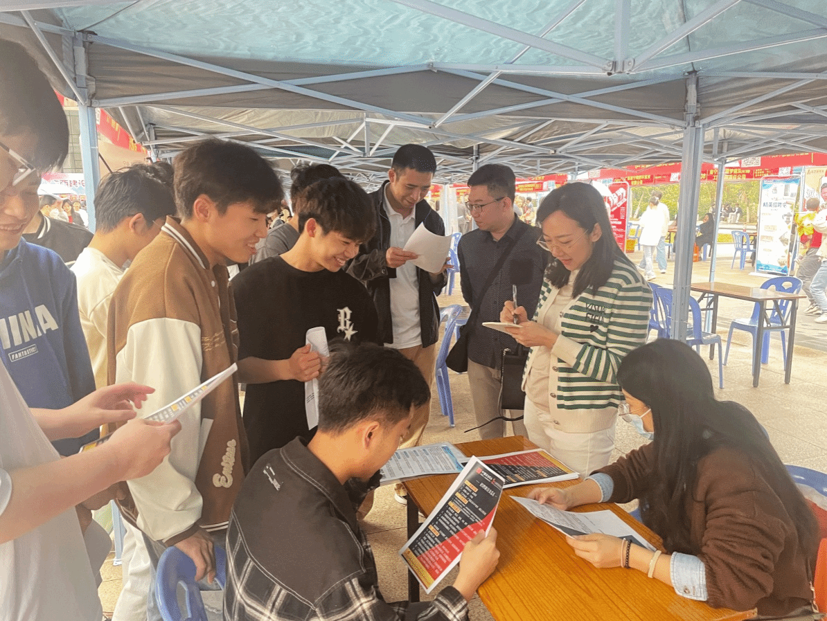 馮業(yè)書記現(xiàn)場(chǎng)走訪企業(yè)并指導(dǎo)學(xué)生參加面試