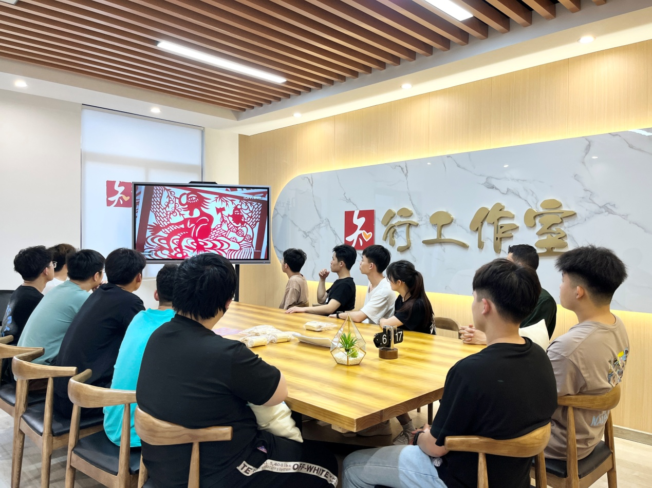 師生共同觀看紀(jì)錄片《非遺·匠心》