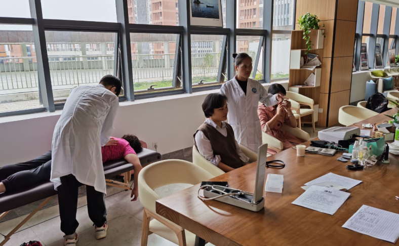 志愿者為職工理療、推拿