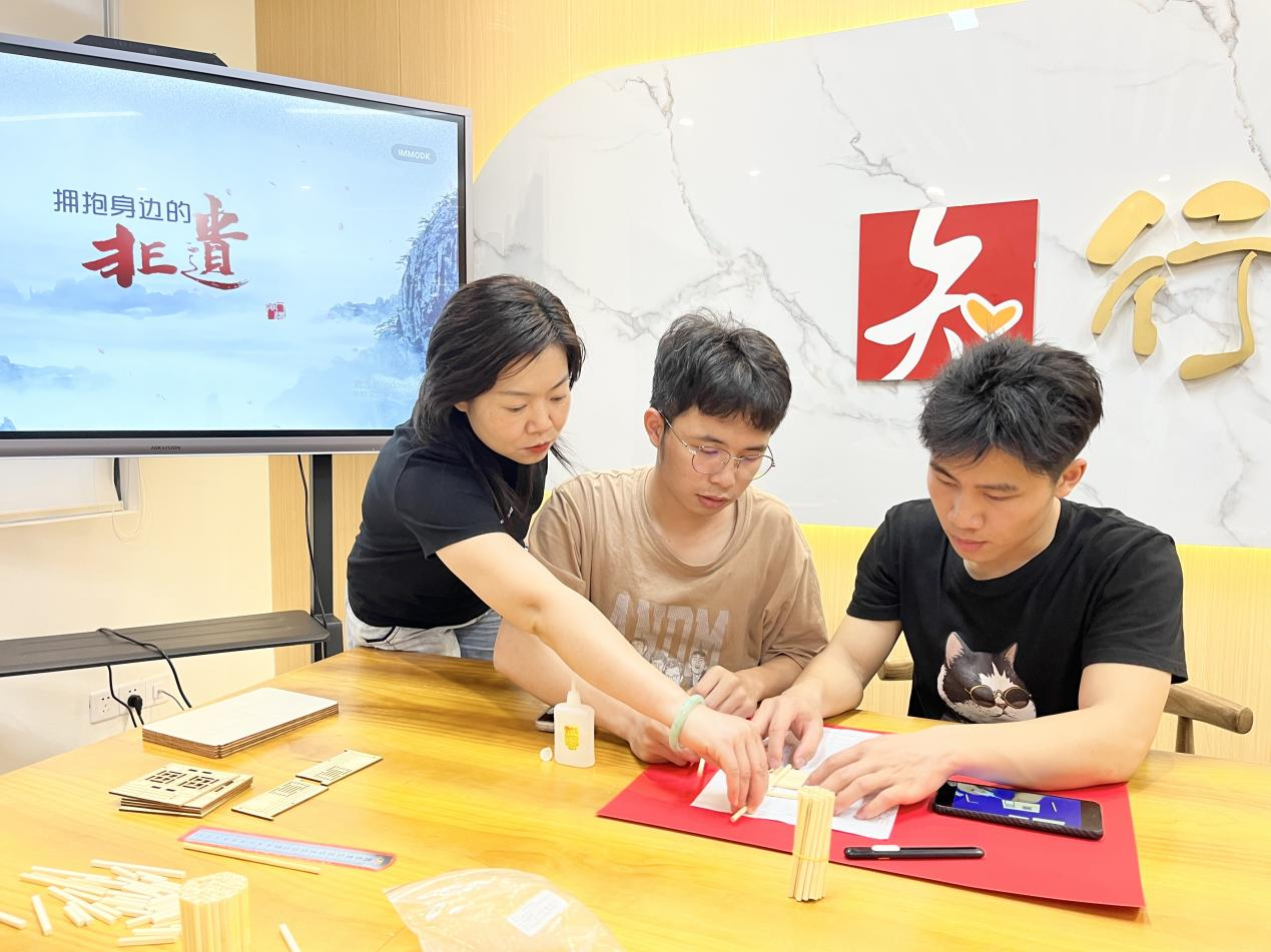 曾麗莎老師指導(dǎo)學(xué)生搭建模型