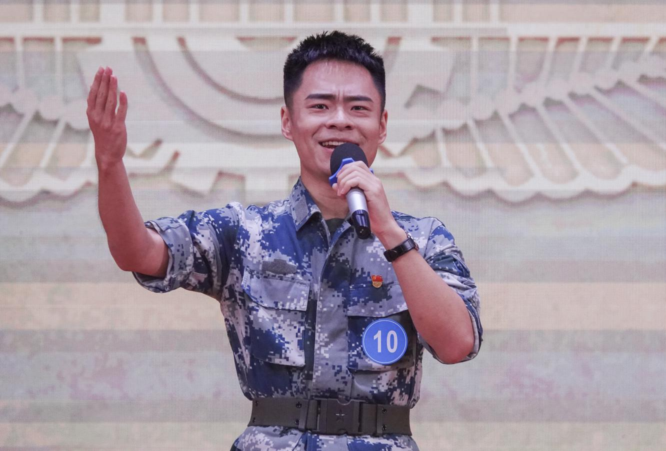 柳州工學(xué)院學(xué)生王重天以《青春的選擇》為題講述新時(shí)代大學(xué)生投身國(guó)防的故事