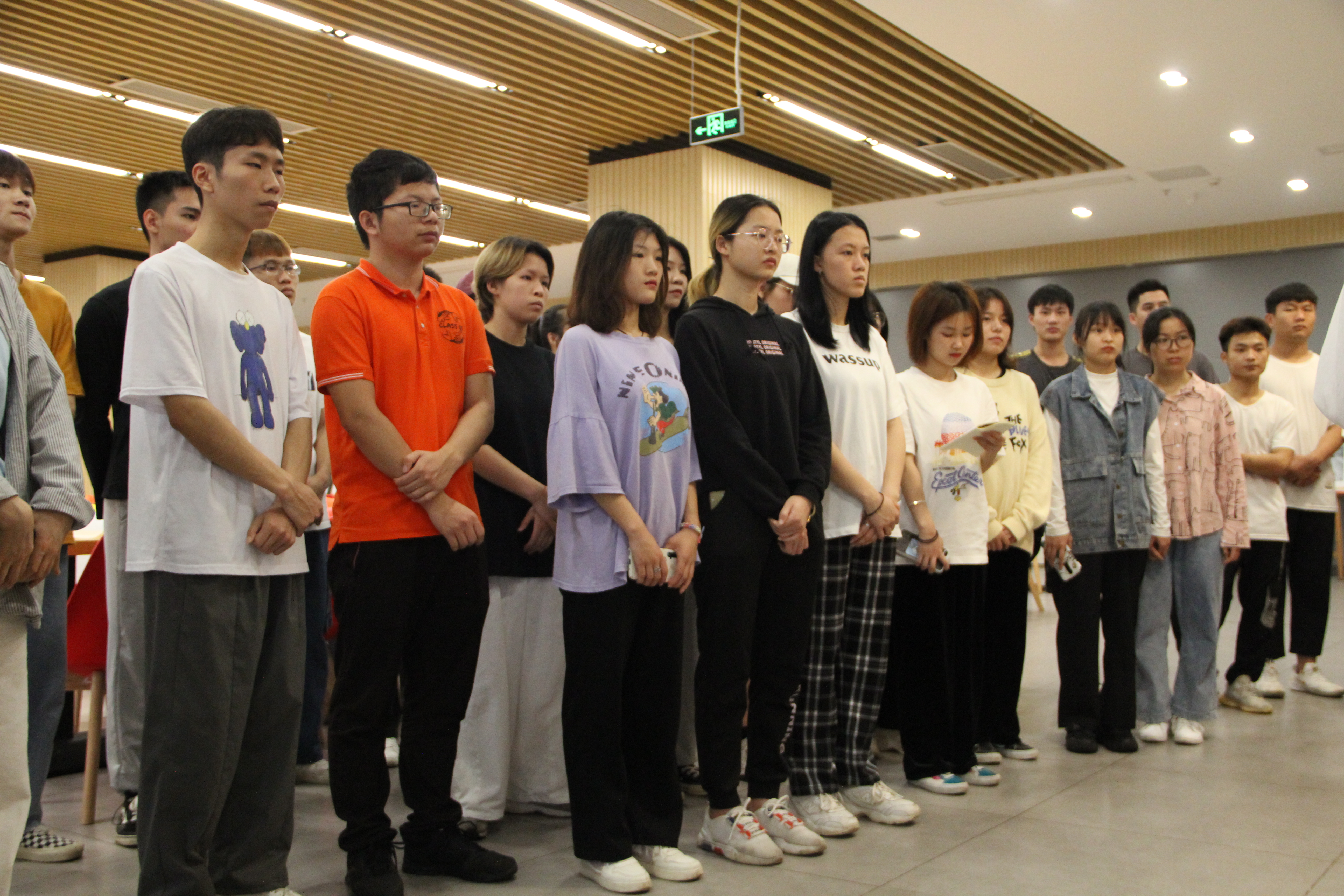 學(xué)生黨員、發(fā)展對象、入黨積極分子在認(rèn)真聆聽學(xué)生代表的解說