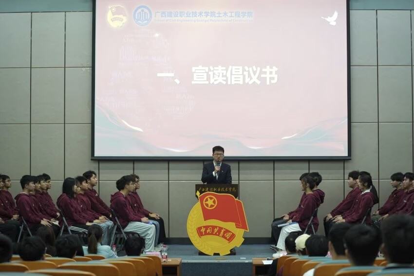 馮光帆老師宣讀“學雷鋒”倡議書