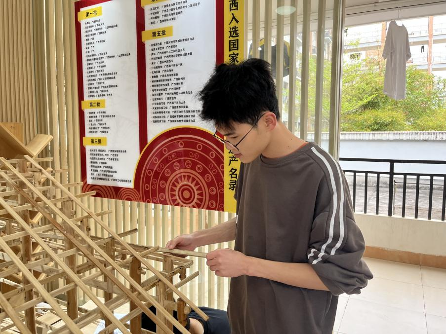 學(xué)生在工作坊拆裝模型