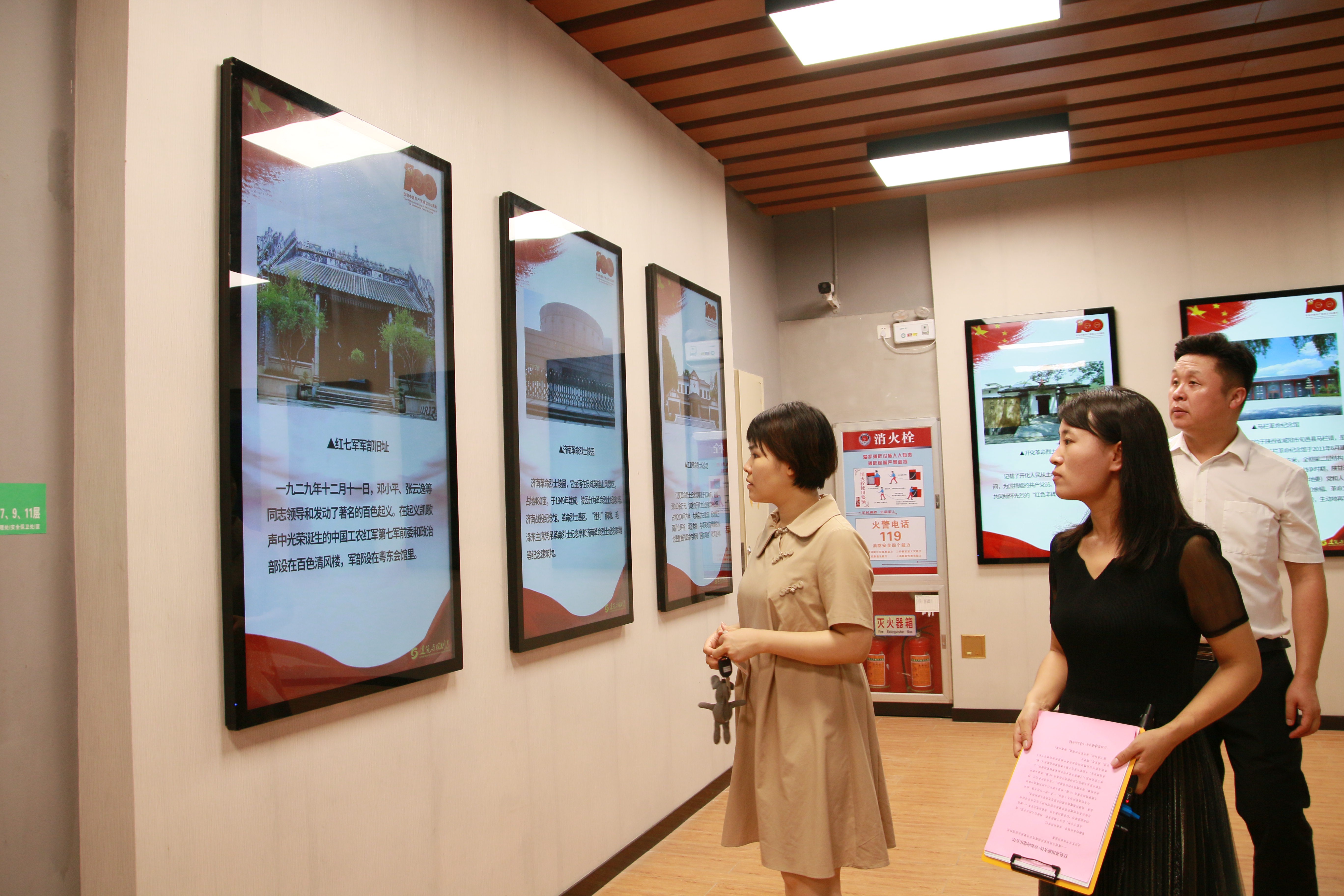  “一枝一葉總關(guān)情?紅色主題建筑圖片”展覽一角