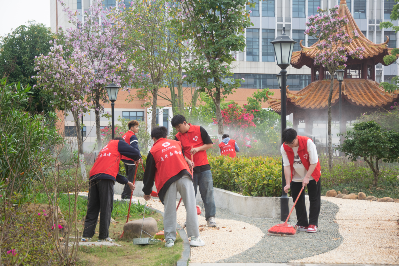 志愿者清掃學校錦鯉園