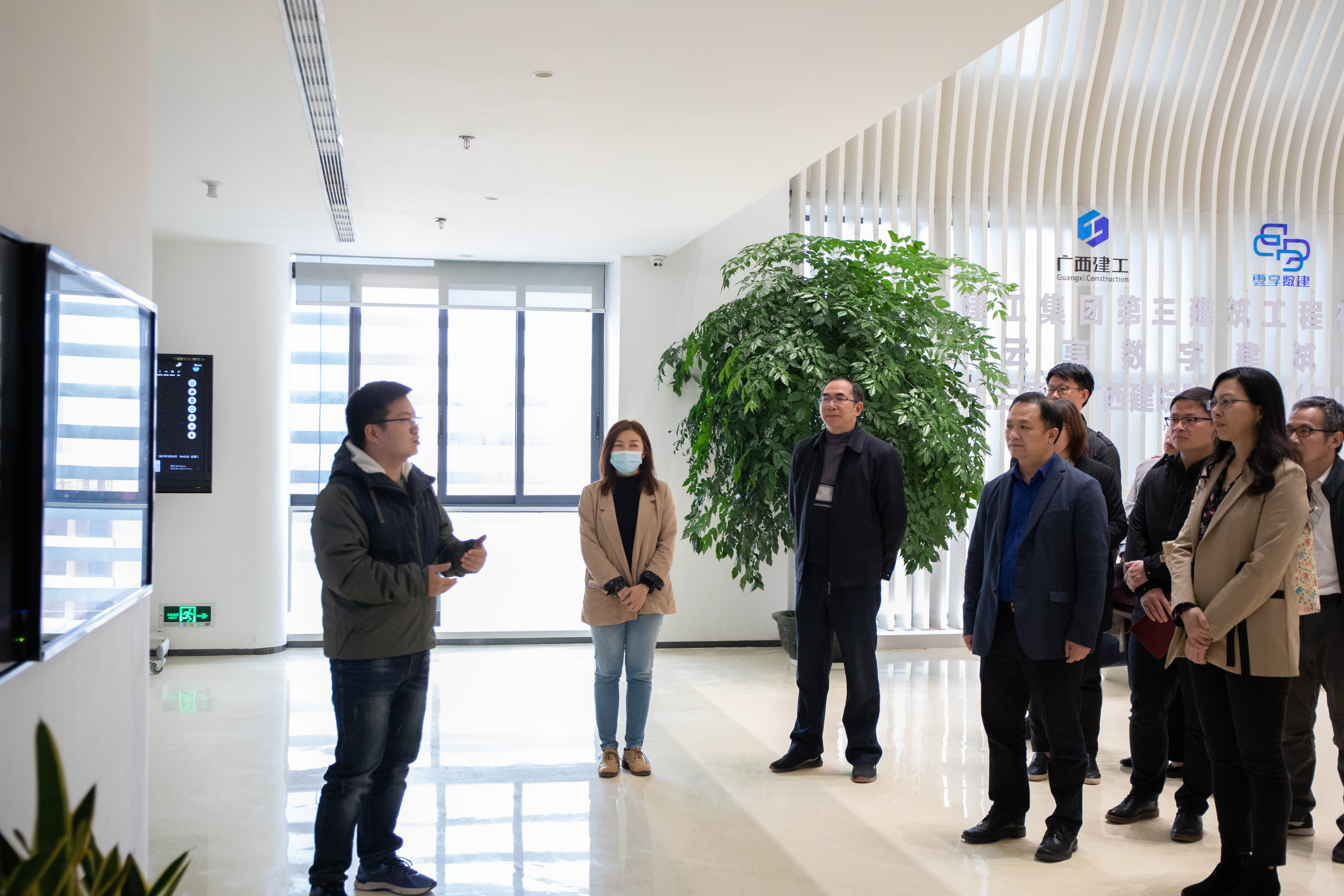 與會人員參觀我校BIM中心