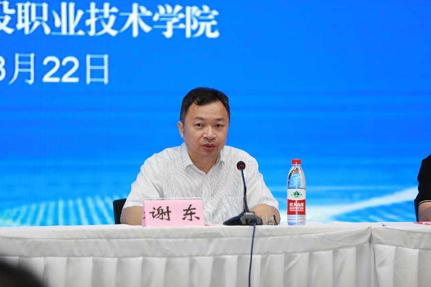 學(xué)校副校長(zhǎng)謝東在開班典禮上講話