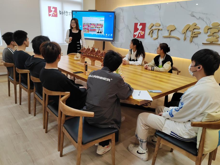劉雪妮老師在進(jìn)行理論介紹