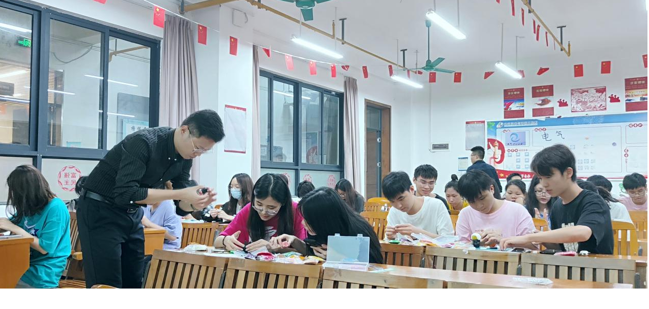 同學們在老師的指導下認真制作面塑作品