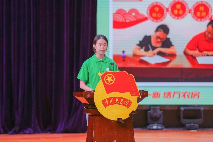 社會實踐“優(yōu)秀團隊”代表?歐芳芳同學作經驗分享