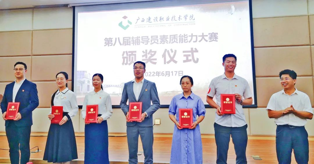 伍耿清副校長(zhǎng)為二等獎(jiǎng)獲獎(jiǎng)選手頒獎(jiǎng)
