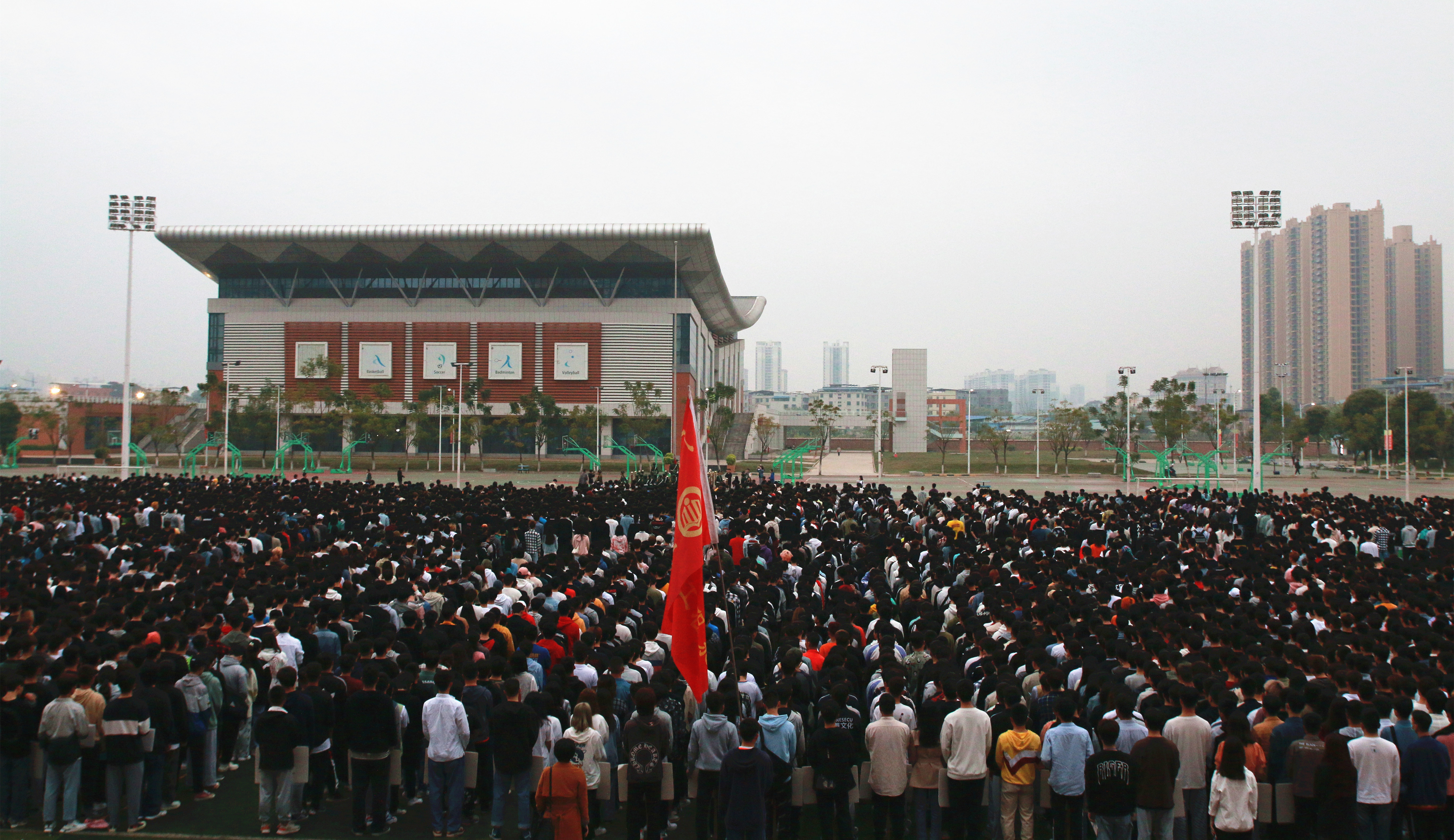 我校舉行2021年春季學(xué)期首次升旗儀式