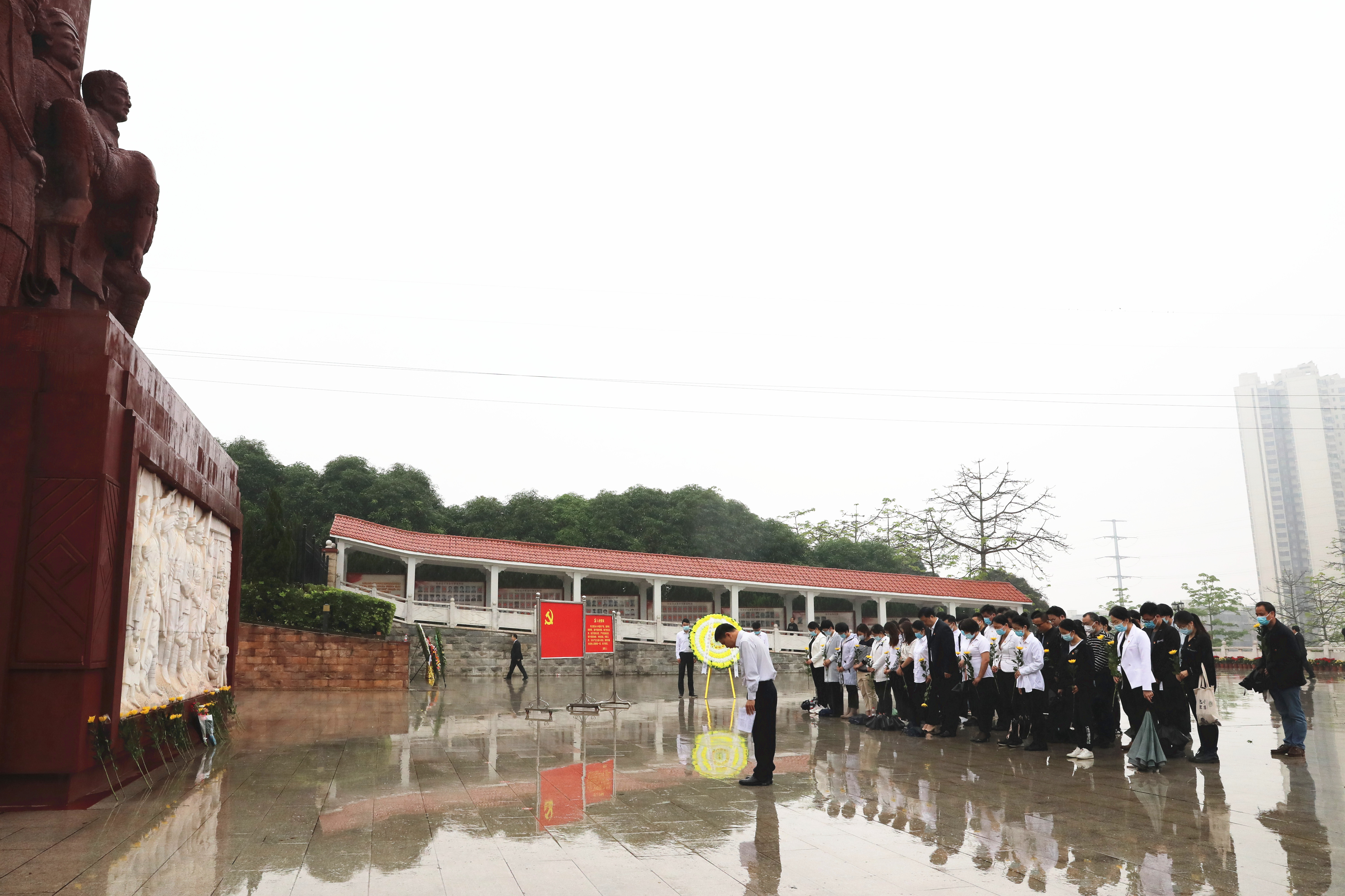 全體人員肅立默哀緬懷先烈