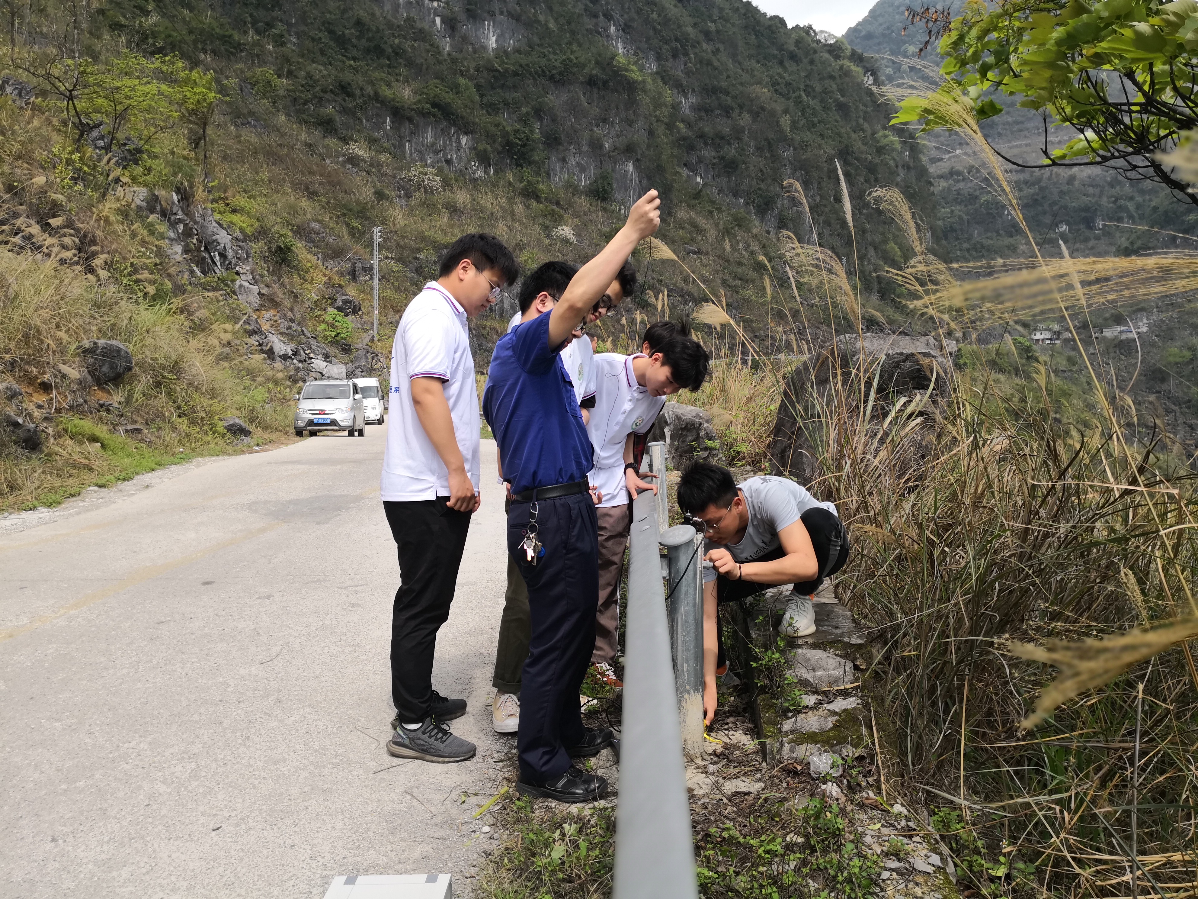 曾慶建老師帶領學生開展護欄檢測