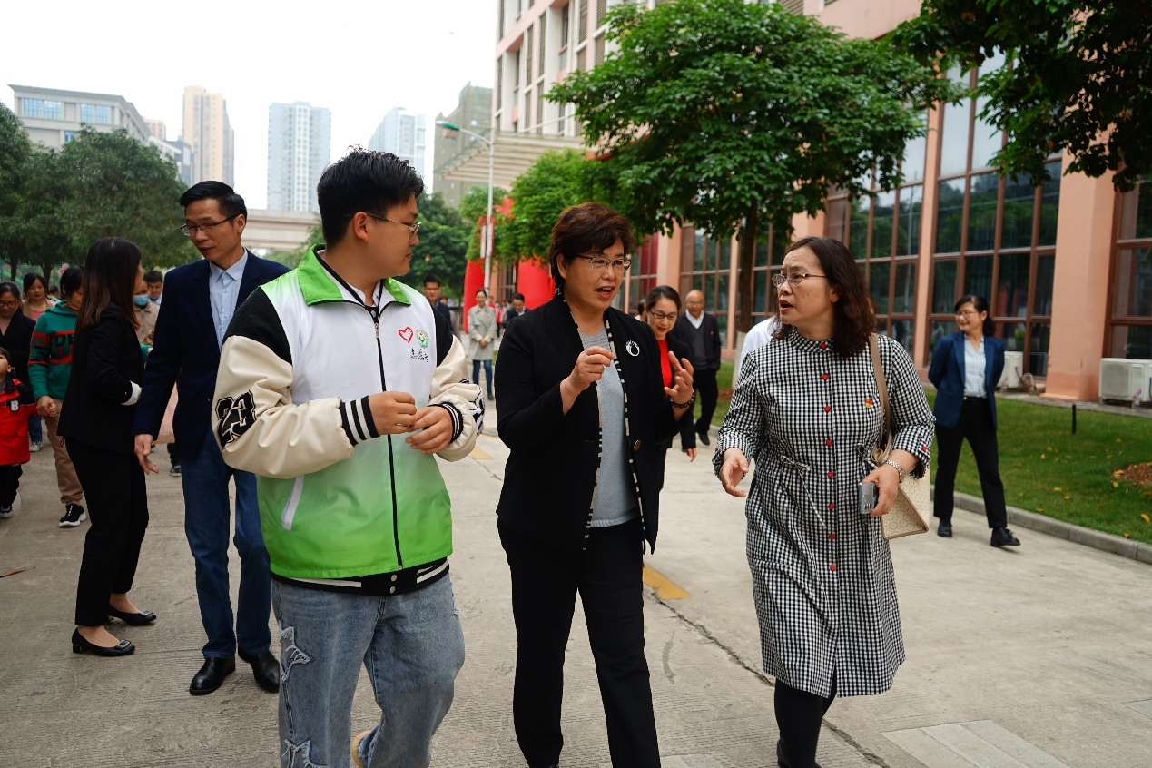 自治區殘聯黨組書記、理事長黃麗娟（中）與廣西建設職業技術學院設備學院黨總支書記侯文淑（右）對活動進行深入溝通交流