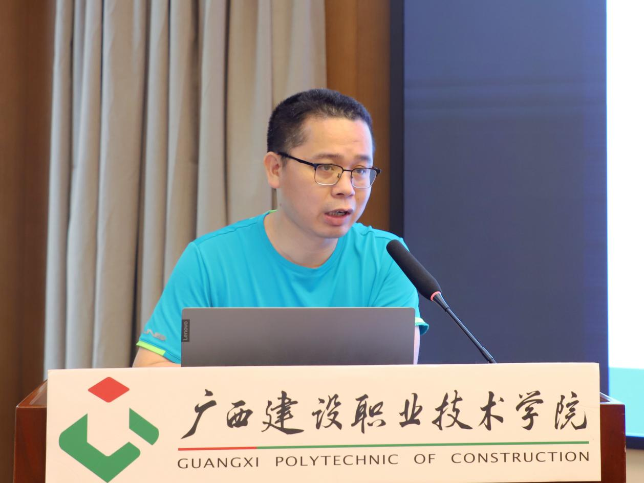 廣西工業(yè)職業(yè)技術(shù)學(xué)院心理中心主任譚春現(xiàn)發(fā)言
