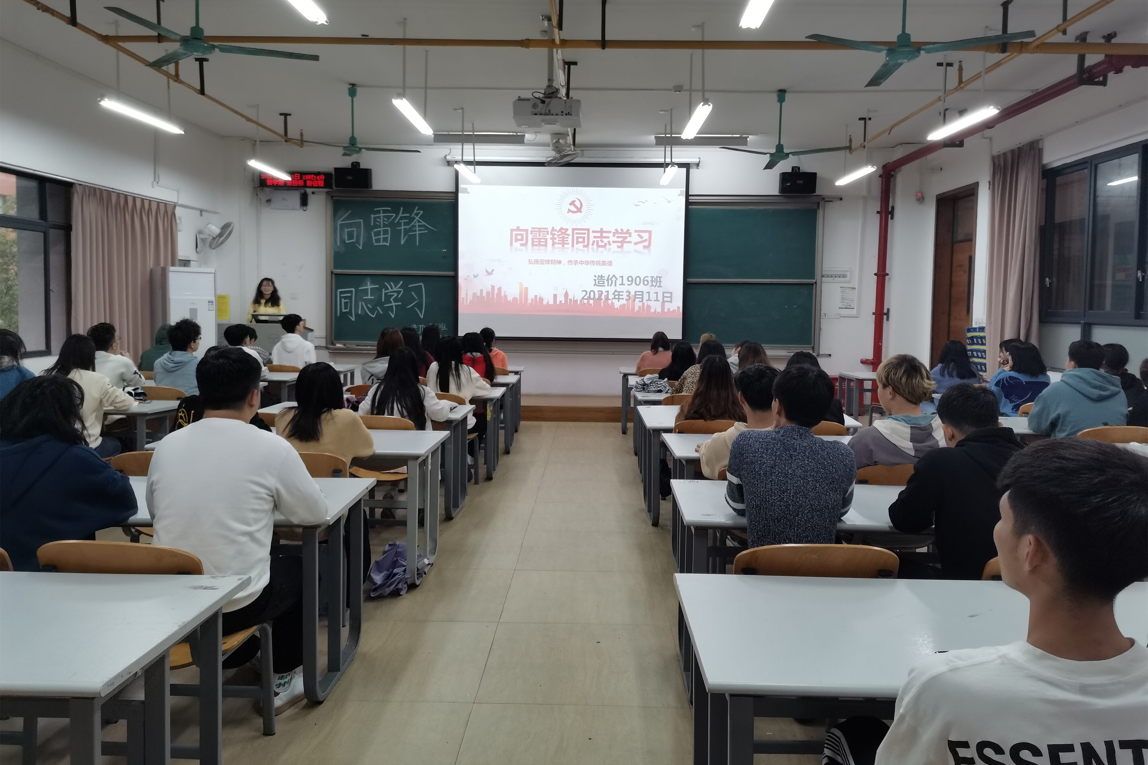 班級團支部開展學雷鋒主題團日活動