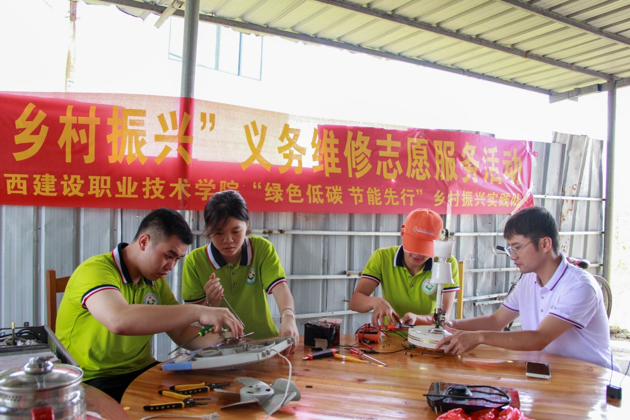 實踐團成員在義務(wù)維修